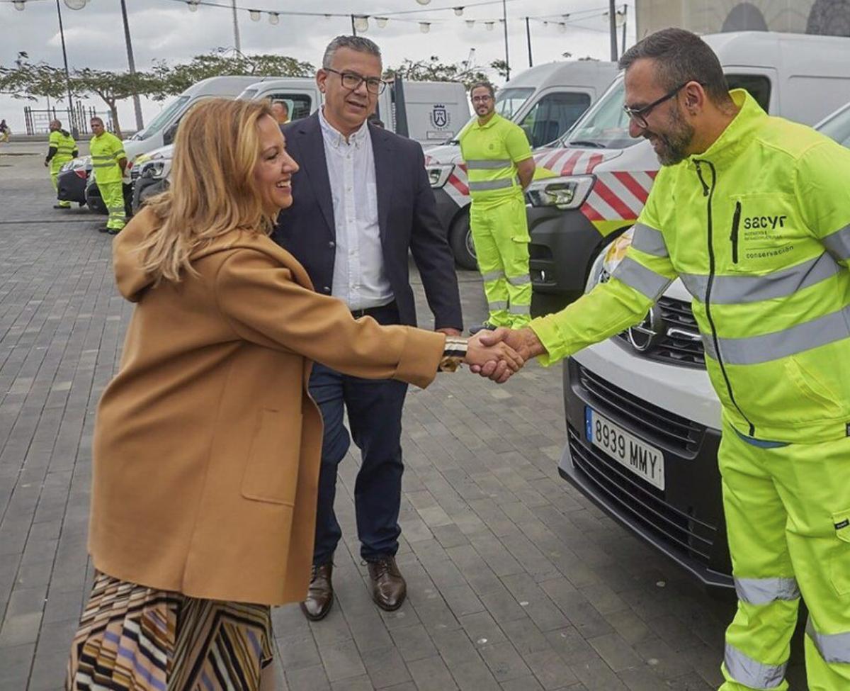 La presidenta Rosa Dávila durante la presentación de la nueva flota del servicio de Conservación de Carreteras. |  | ED