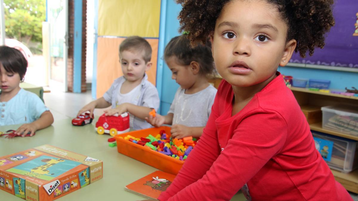 Unos niños juegan en clase.