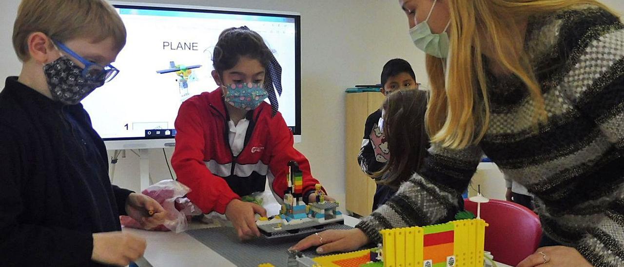 Una clase y, a la derecha, uno de los robots como los que competirán en el campeonato. | J.C.