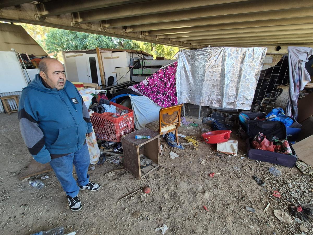 Mubarak, en las chabolas donde vive bajo el puente de Bac de Roda, en Barcelona.