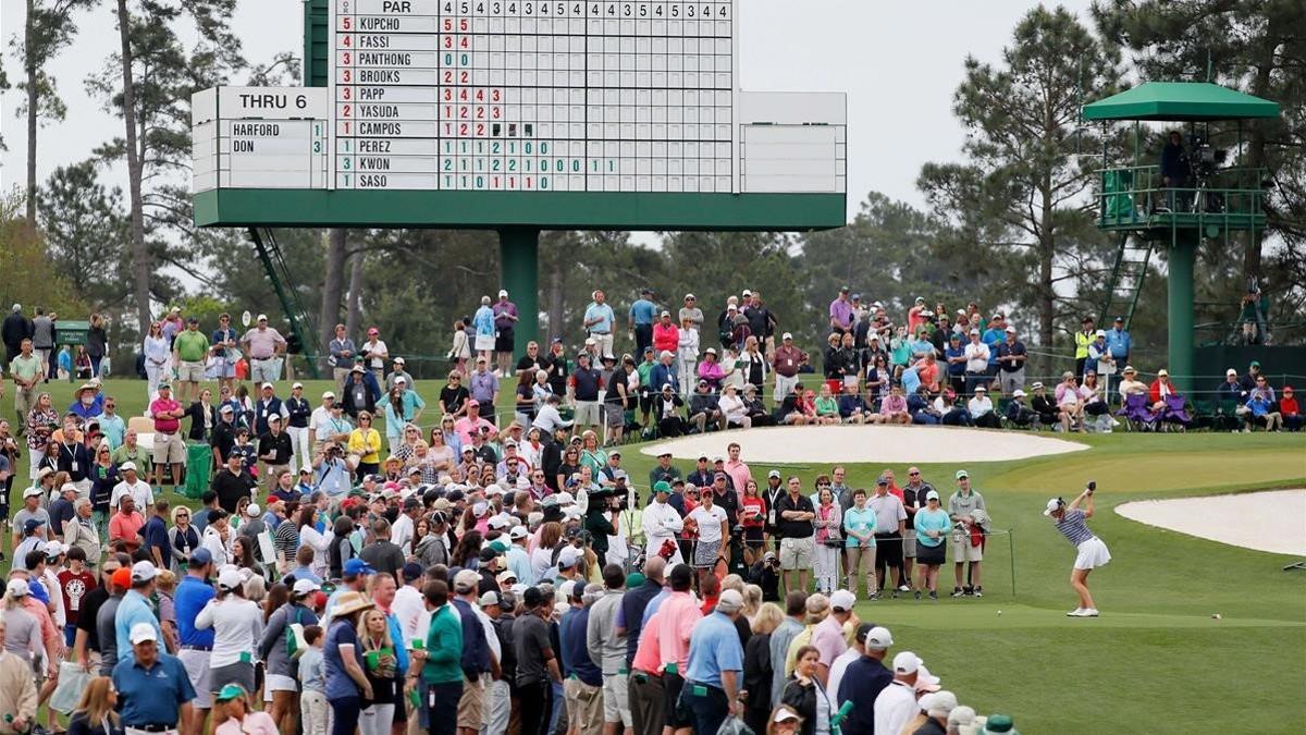 La estadounidense Jennifer Kupcho sale del hoyo 3 ante mucho público en el Augusta National.