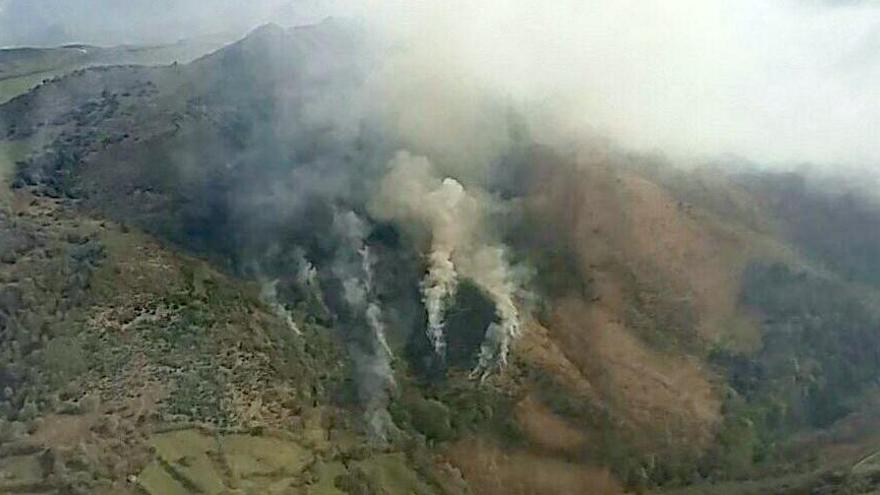 El calor trae de nuevo la pesadilla de los incendios: activo un fuego en Santo Adriano