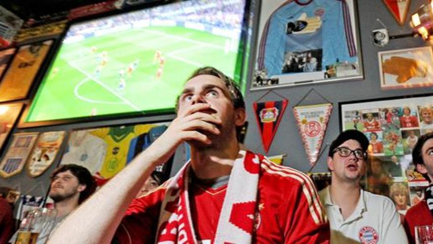 Fans leben mitunter gefährlich: FC Bayern-Anhänger bei einer Fußballübertragung