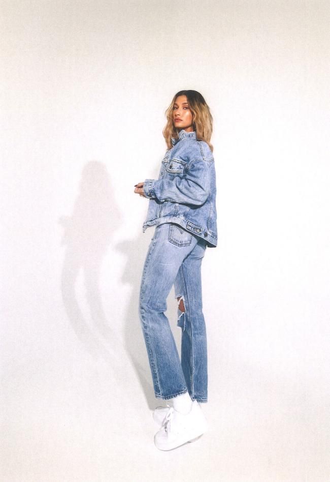 Hailey Bieber, con prendas de segunda mano de Levi's