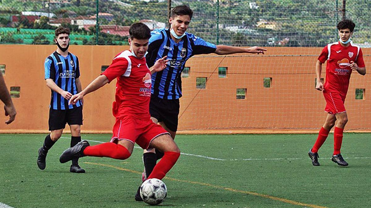 Una jugada del partido jugado en el Antonio Yeoward y que acabó con el triunfo del conjunto sureño.