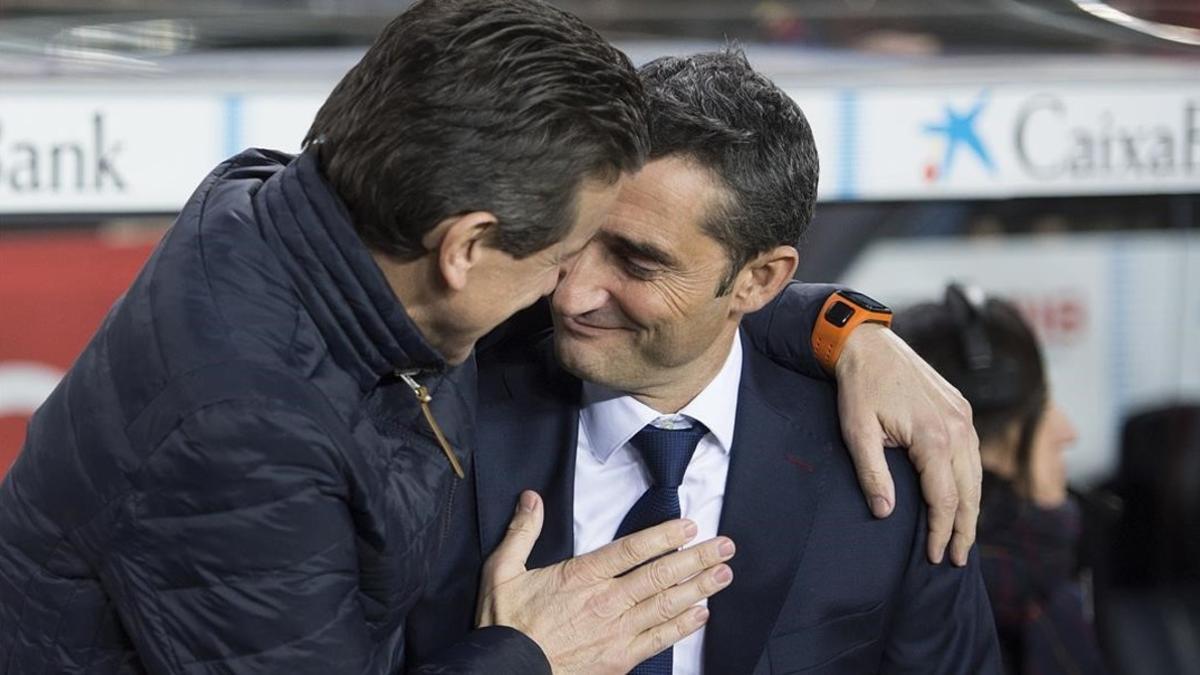 Ernesto Valverde y Juan Carlos Unzué se saludan antes del Barça-Celta de Copa.