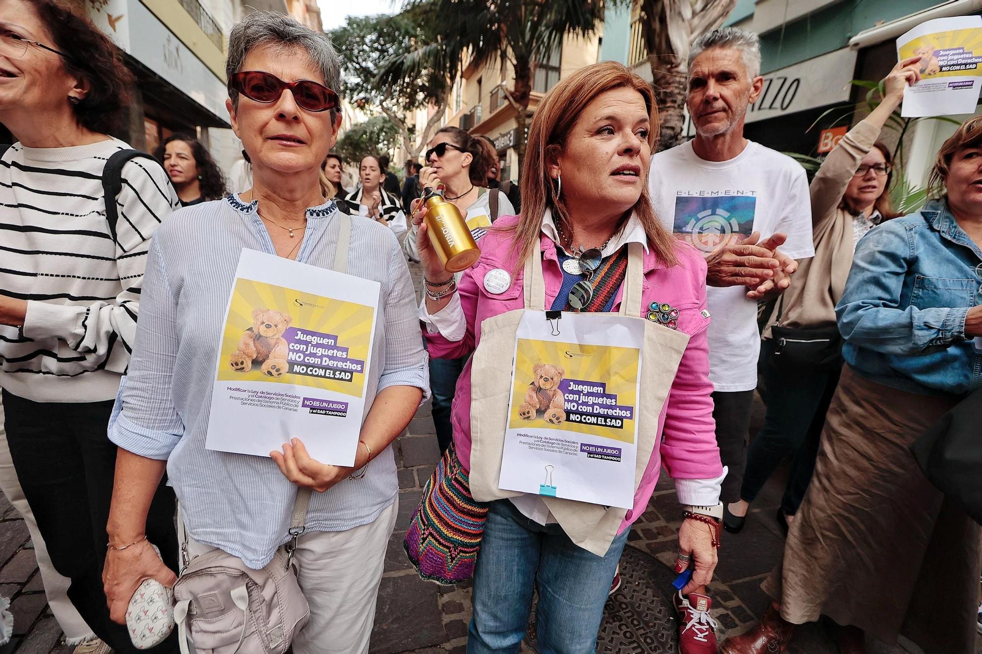 Concentración a las puertas del Parlamento contra el modelo de ayuda a domicilio