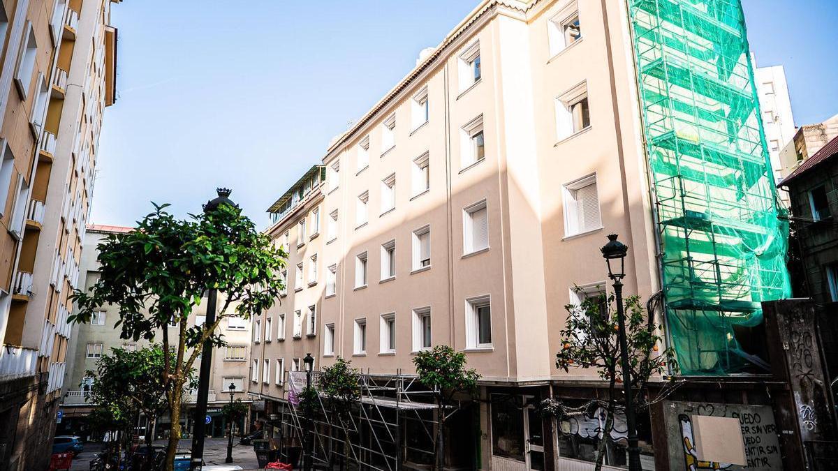 Edificio situado en la rúa Alfonso X el Sabio 6.