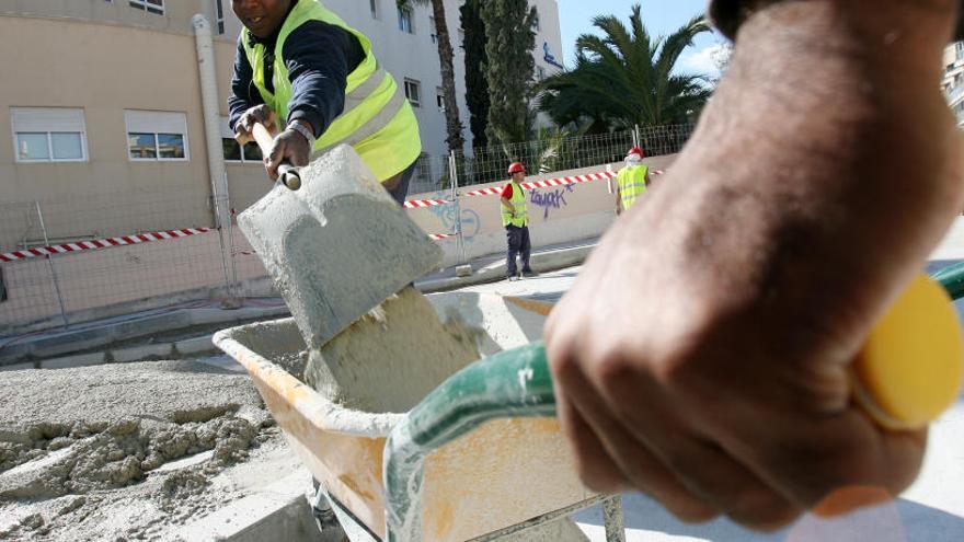 Imagen de archivo de un trabajador en una obra en Alicante