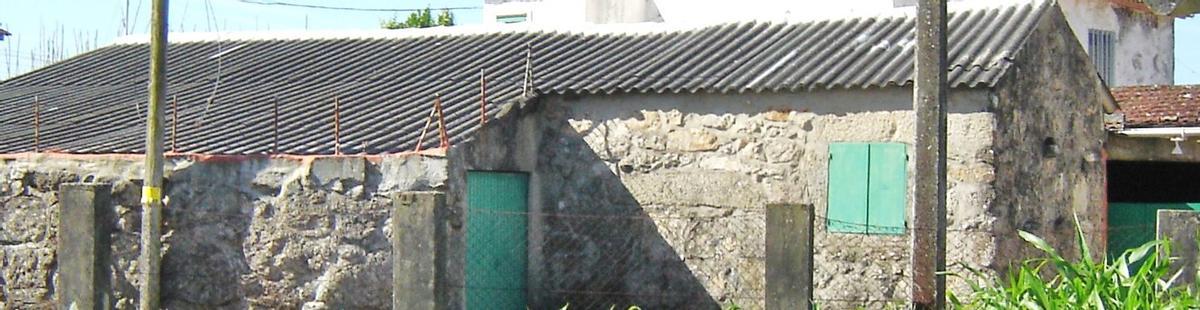 Casa terreña centenaria de tres volumes: cociña, sala e adega.