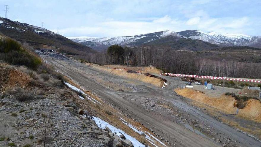 Vista del trazado del tren de Alta Velocidad entre Pedralba y Requejo.