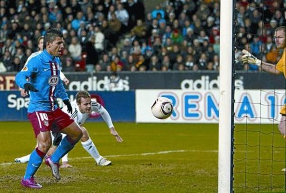 Agüero, en l’acció del primer gol de l’Atlètic, ahir a Trondheim. Agüero, en l’acció del primer gol de l’Atlètic, ahir a Trondheim.
