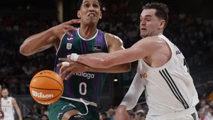 MADRID, 13/06/2025.- El alero del Real Madrid Mario Hezonja (d) pelea un balón con Tyson Pérez, de Unicaja, durante el segundo partido de la semifinal de la Liga Endesa de baloncesto que Real Madrid y Unicaja disputan este viernes en el Movistar Arena. EFE/Sergio Pérez