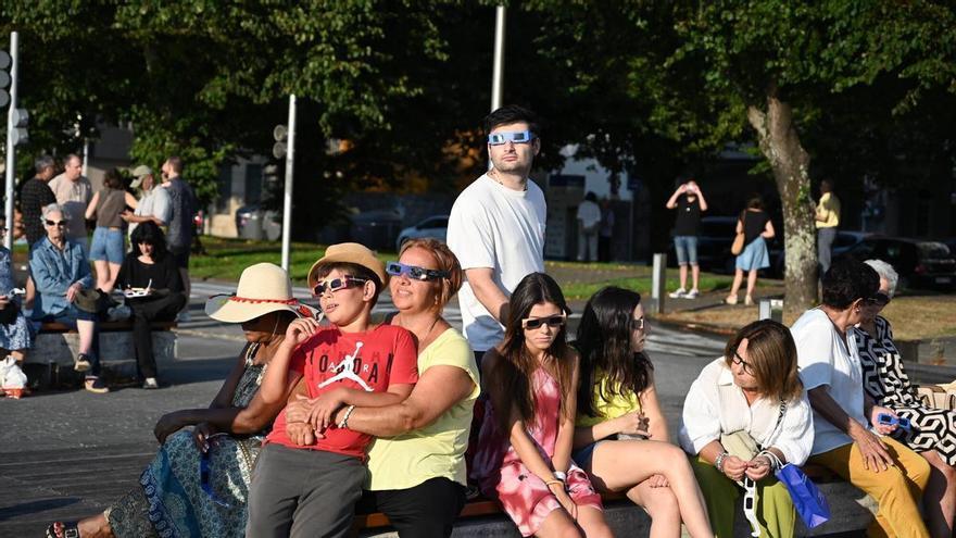 El eclipse detiene Pontevedra: «Es algo histórico y merece la pena vivirlo»