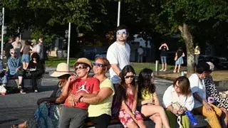 El eclipse detiene Pontevedra: «Es algo histórico y merece la pena vivirlo»