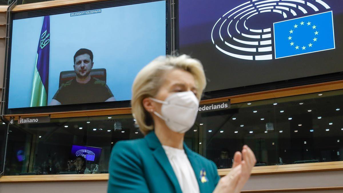 Ursula von der Leyen aplaude la intervención del presidente de Ucrania, Volodímir Zelenski.