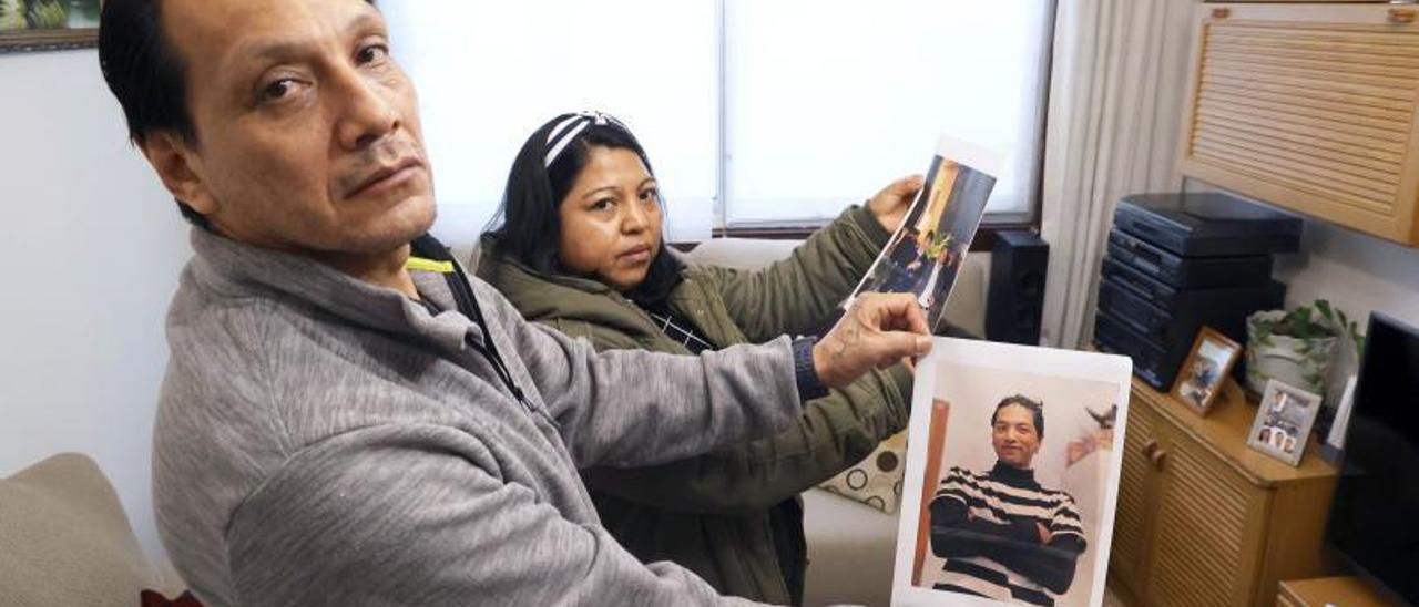 Jorge y María Eugenia muestran fotografías de su hijo Jorge Joel, que permanece desaparecido desde hace ya tres semanas. / ALBA VILLAR