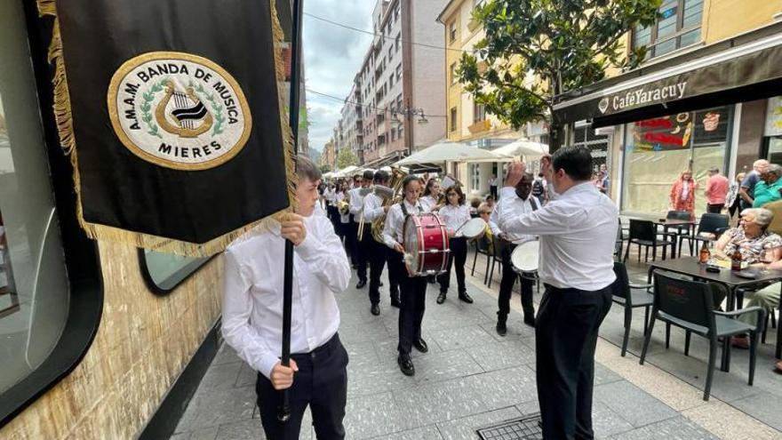 Concierto de la Banda de Música de Mieres, en la calle La Vega. | C. M. B.