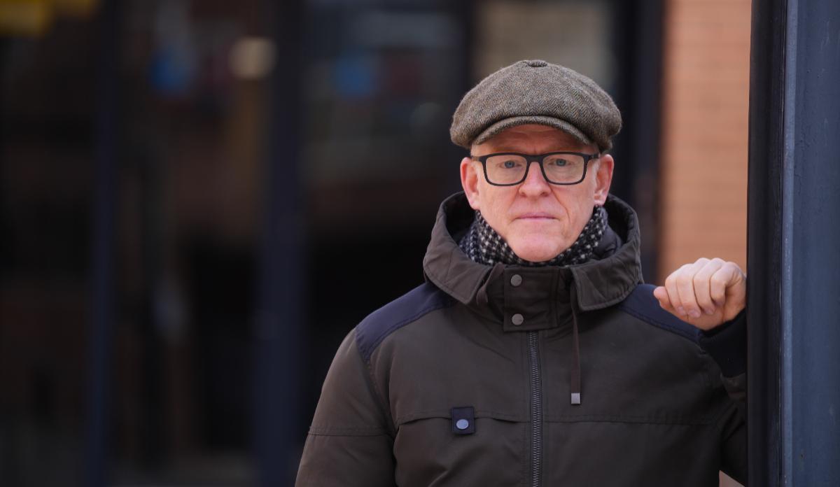 Daniel Griffin brinda apoyo psicológico a quienes han perdido a un familiar por esta enfermedad.