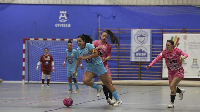 Fati regatea a una rival en una imagen de archivo. | VICENT MARÍ