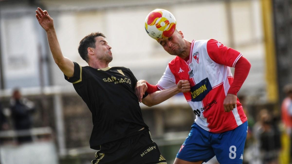 El Compostela he terminado venciendo por 0-2 al Arosa y recupera el liderato