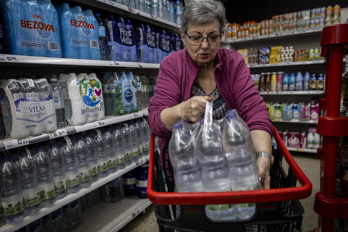 Angelines compra agua después de la rotura de la tubería que abastece a Garapinillos.