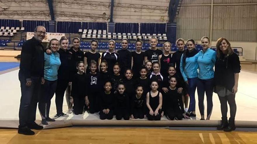 Las gimnastas de Alzira cuentan con una nuevo tapiz