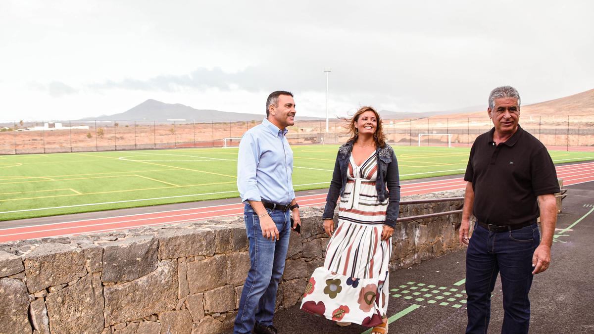 Oswaldo Betancort, Olivia Duque y Eugenio Robayna, en la Ciudad Deportiva de Costa Teguise.