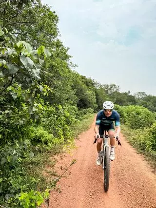 La extravagancia de Valtteri Bottas: 350 km de Malasia a Singapur en bicicleta para trasladarse al próximo GP de F1
