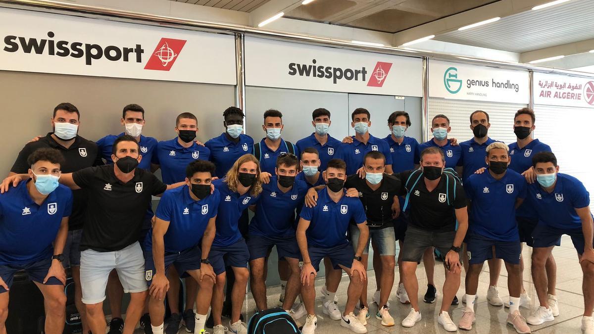 Los jugadores del Andratx posan juntos en el aeropuerto.