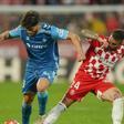 Abde conduce el balón ante Portu durante el Girona-Betis en Montilivi de Liga la temporada 24/25