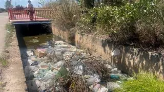 La acequia bajo el puente de San Isidro, convertida en un vertedero