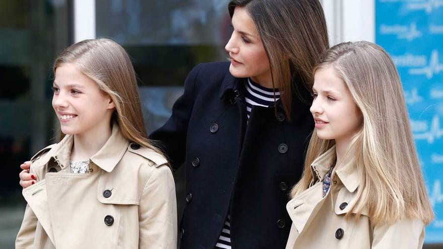 Doña Letizia, junto a sus hijas, Sofía (izquierda) y Leonor.