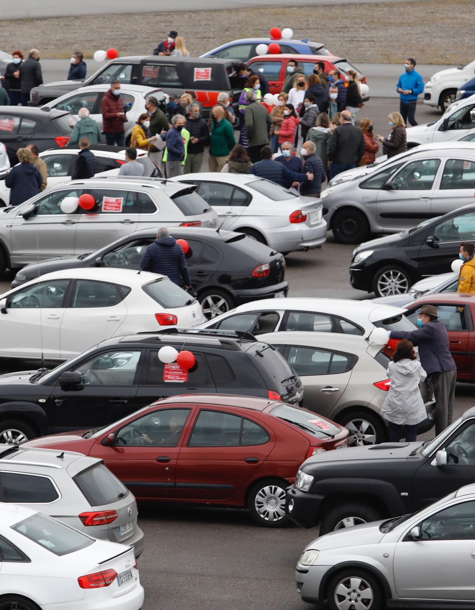 Concentración de vehículos en Gijón contra las restricciones a la movilidad