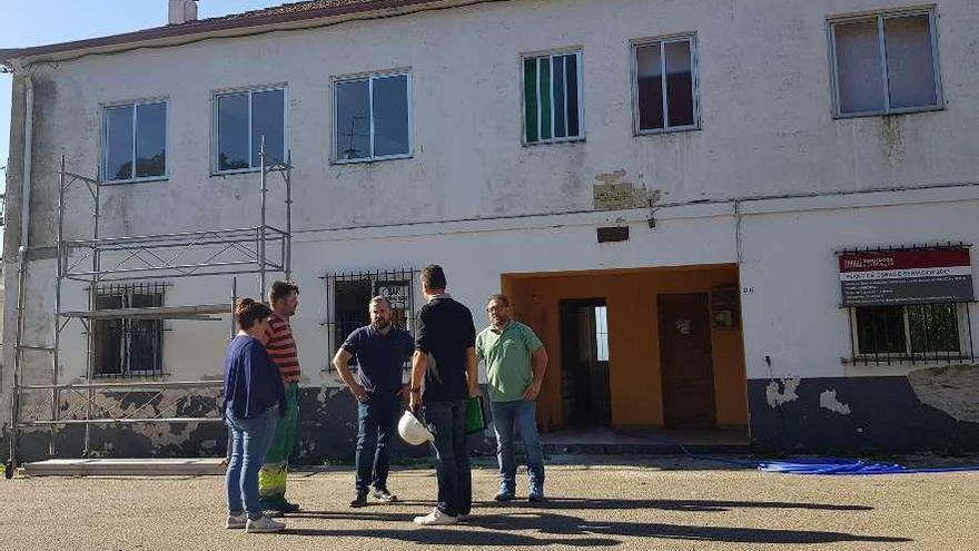 Rafael Cuíña y Miguel Medela supervisaron ayer los primeros trabajos en el teleclub de A Xesta.