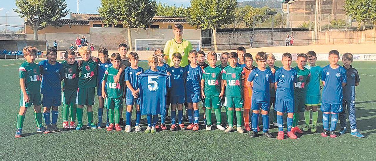 Los benjamines del Binissalem y del Alaró junto con el joven colegiado Juanma Albiol se acordaron y homenajearon a Joan Francesc.