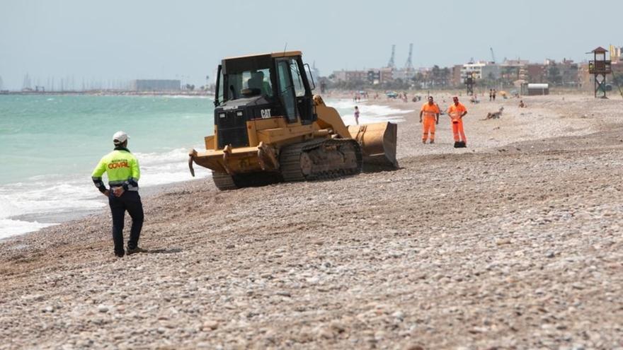 Costas prolonga unos días más el perfilado de las playas de Sagunt