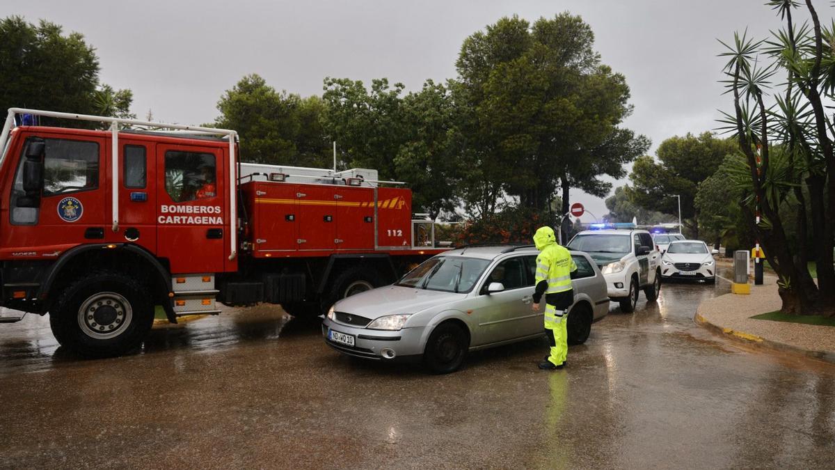 Servicios de emergencias desplegados este viernes durante la alerta roja