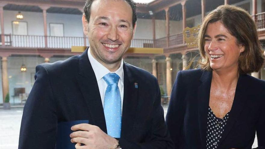 Guillermo Martínez y Carmen Sánchez-Cortés, ayer, en Oviedo, antes de la reunión.
