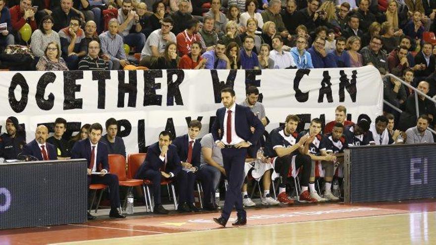 Ibon Navarro davant la banqueta amb una pancarta de les penyes.