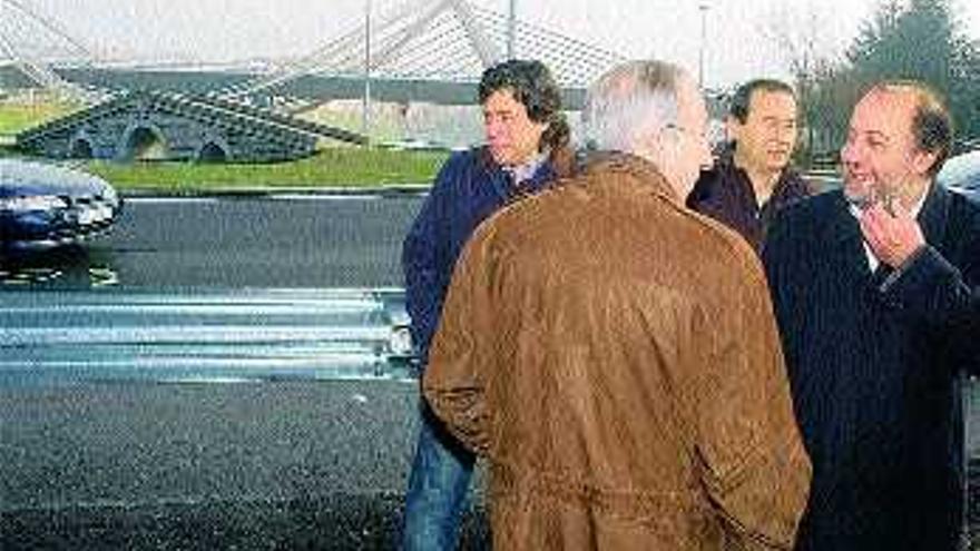 Abelardo Ulloa, Fernando Varela, García Mata y Sánchez Vidal, en la entrada del acceso centro de la A-52. / j. docampo