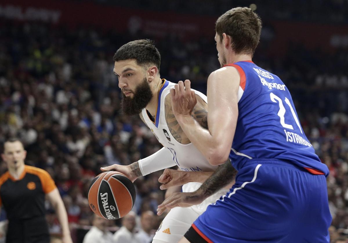 Belgrade (Serbia), 15/04/2020.- Real Madrid’s Vincent Poirier (L) in action against Anadolu Efes’ Tibor Pleiss (R) during the Euroleague Basketball final match between Real Madrid and Anadolu Efes Istanbul in Belgrade, Serbia, 21 May 2022. (Baloncesto, Euroliga, Belgrado, Estanbul) EFE/EPA/ANDREJ CUKIC