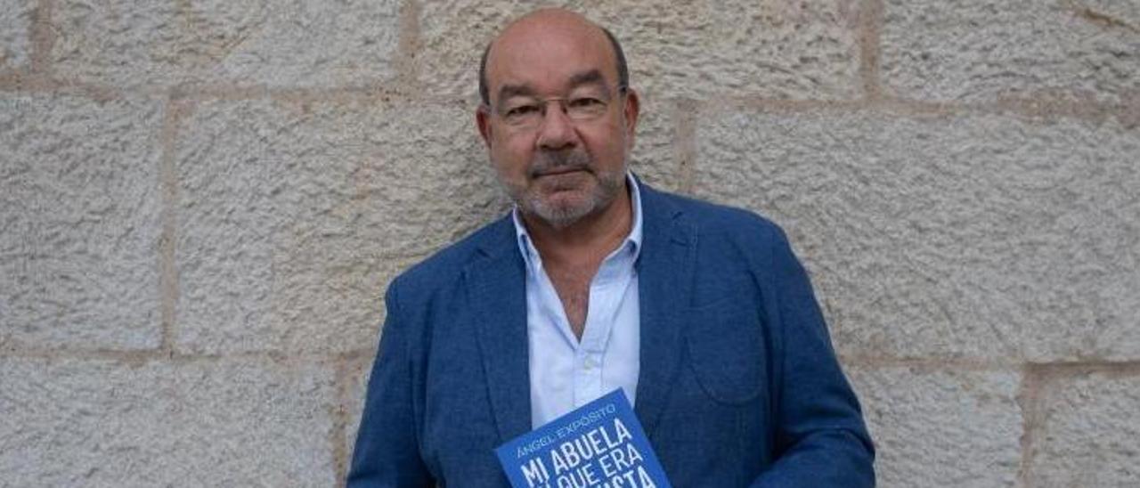 El periodista Ángel Expósito, con su libro, en la presentación en el Colegio Universitario. | Ana Burrieza
