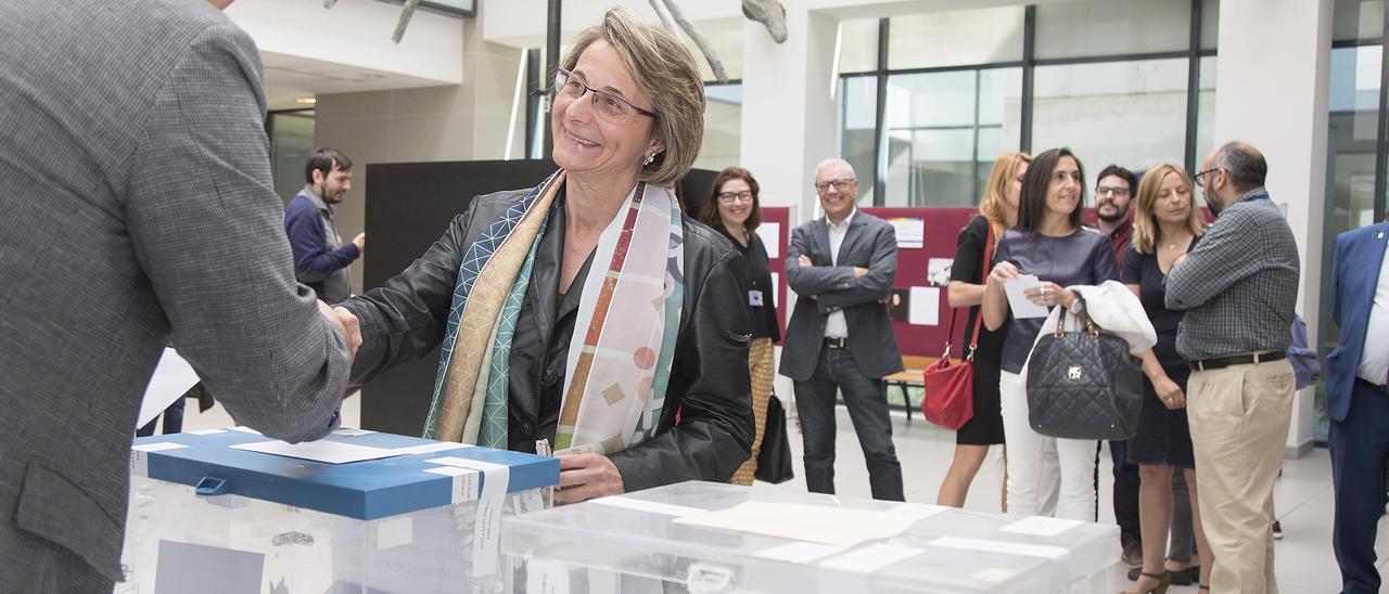 Elecciones rectorado y claustro de la UJI, con Eva Alcón, votando.