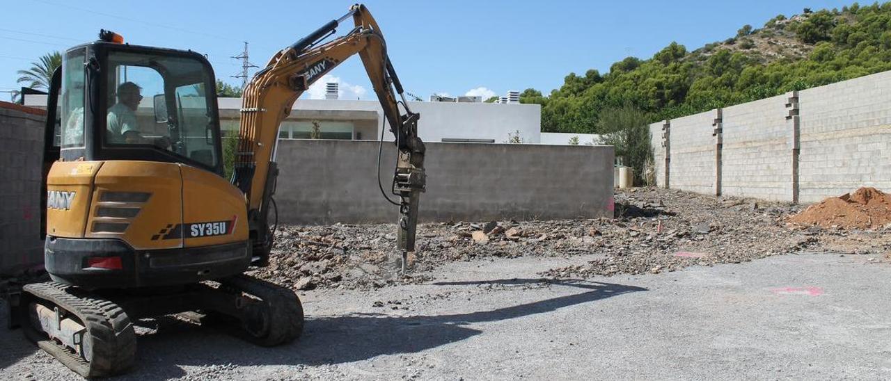 Una máquina con un operario trabajando en las labores que se están llevando a cabo para ampliar el camposanto.