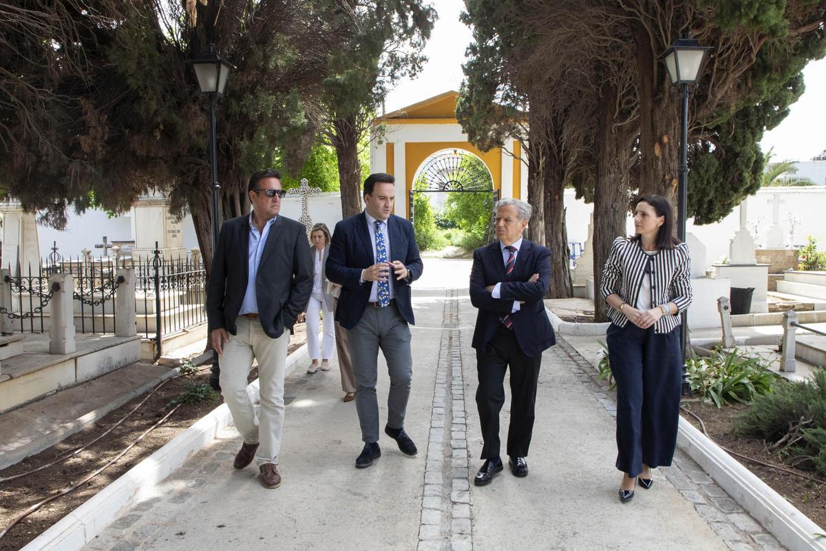 Responsables institucionales en el cementerio de Priego de Córdoba.