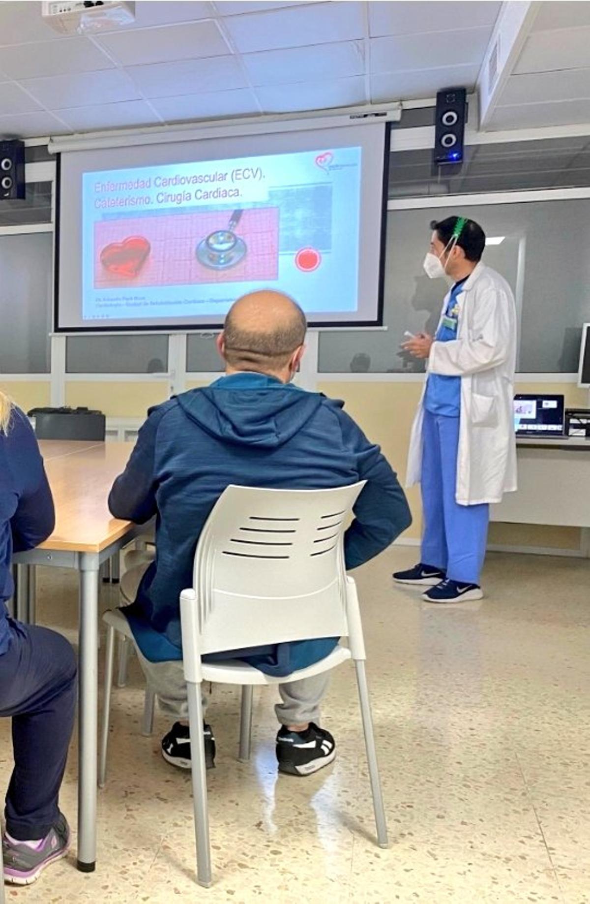 Los doctores informan de todo el proceso de recuperación de las patologías cardíacas a los pacientes.