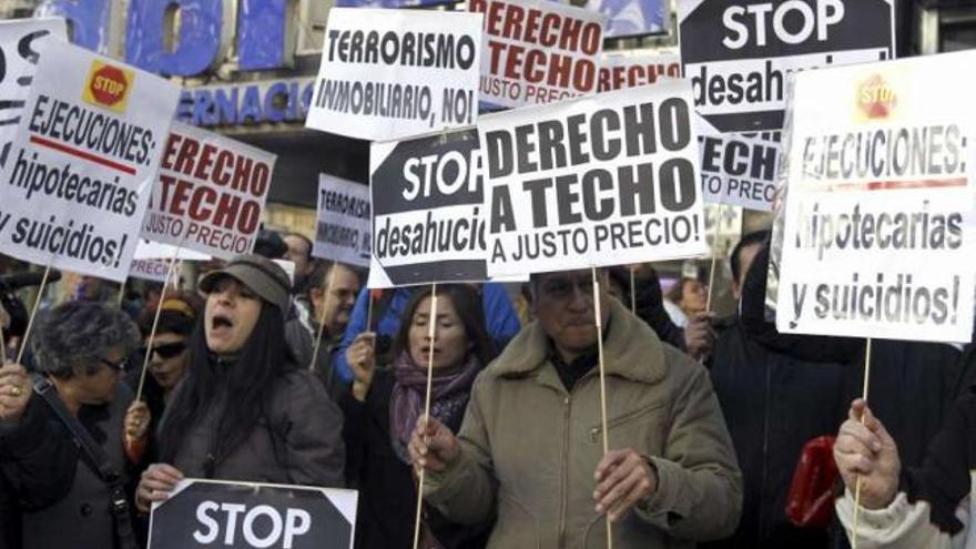 Protesta contra los desahucios, ayer, en Madrid. / fernando alvarado