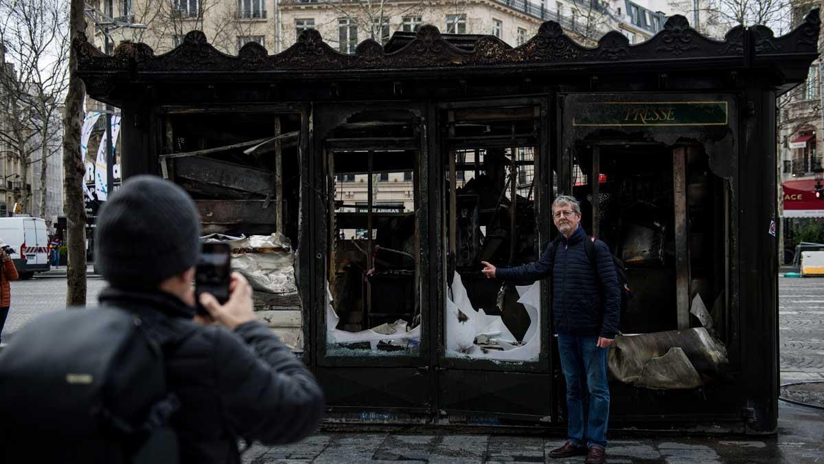 París amanece con destrozos tras la decimoctava jornada de protesta de los ’chalecos amarillos’.