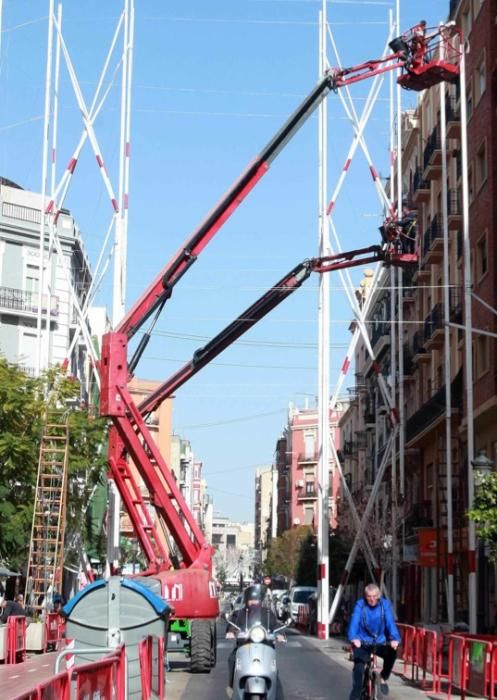 Polémica instalación de las luces de Fallas en la calle Sueca